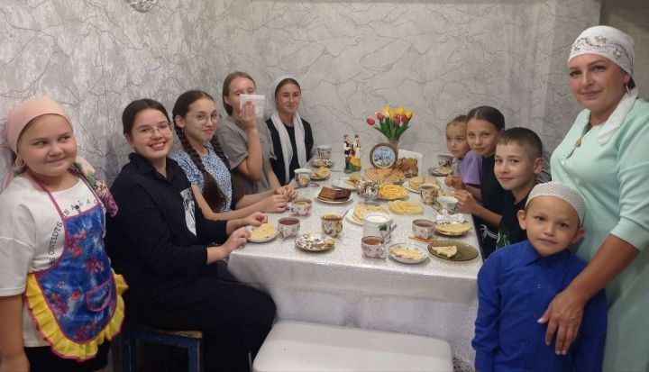 Татарстан Республикасы көне уңаеннан Акъегет авылында балалар белән кыстыбый пешергәннәр