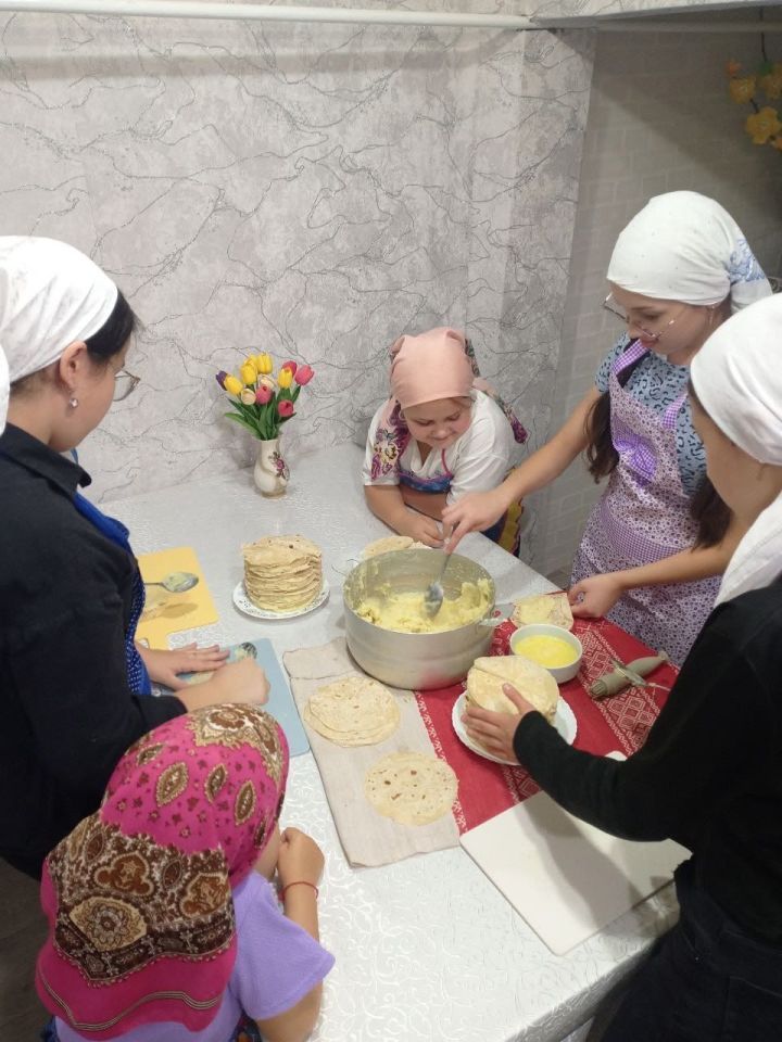 Татарстан Республикасы көне уңаеннан Акъегет авылында балалар белән кыстыбый пешергәннәр