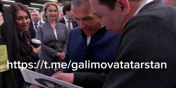 Джеки Чан Рөстәм Миңнехановка үз китабын имзалады