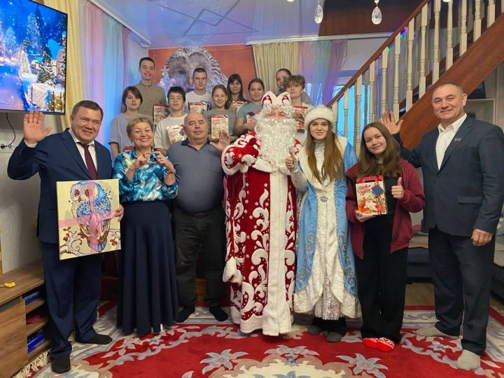 Дәүләт Советы депутаты Ренат Мистахов Яңа ел алдыннан «Гнездышко» приютында тәрбияләнүче балаларны котлады