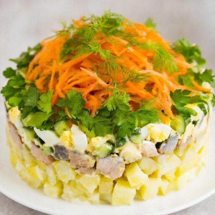 Скумбрияле салат