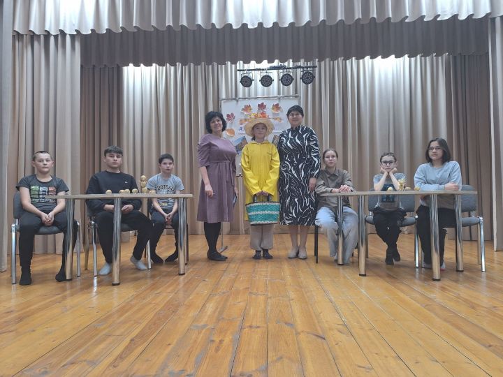 Мулла Иле мәдәният йортында яшүсмерләр өчен «Көзге бал» бәйрәме үткәрелде