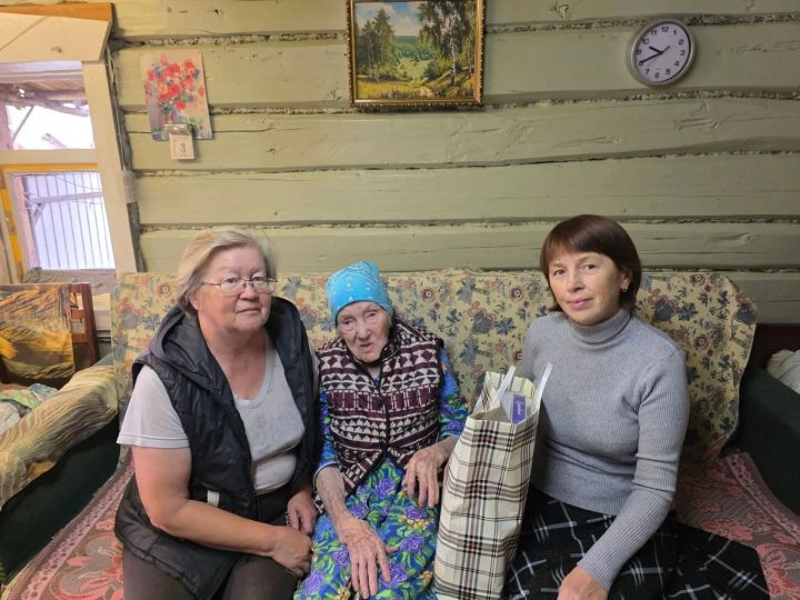 Рус Мари Ковали авылыннан 100 яшьлек тыл ветеранын өлкәннәр көне белән котладылар