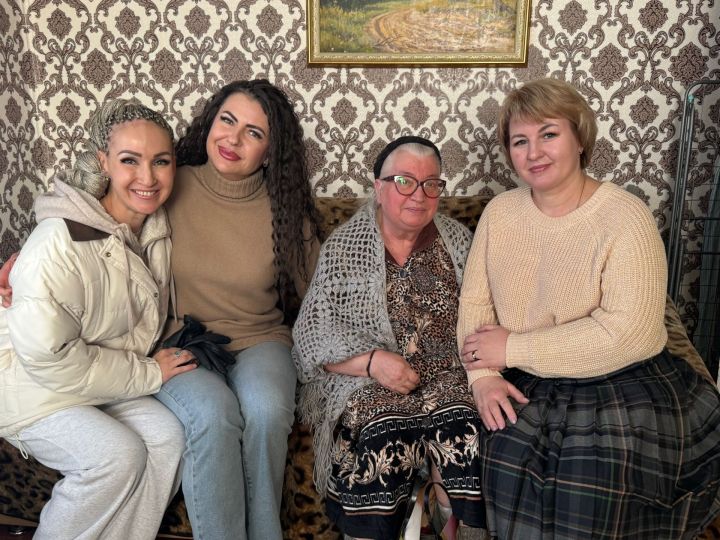 Сәламәтлек саклау өлкәсенең мактаулы хезмәткәре Колпакова Нина Ивановнага кар көрәүдә ярдәм иттеләр