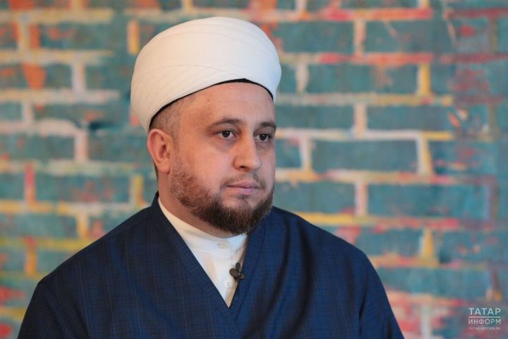 Казан имамы үбешүнең уразаны бозамы, юкмы икәнен аңлатты