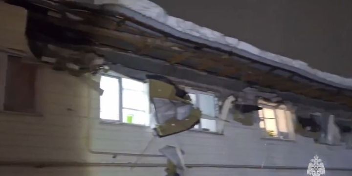 Яшел Үзән районында кар авырлыгыннан ике катлы йортның түбәсе ишелгән