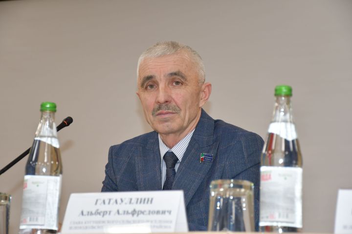 Күгеш авыл җирлеге башлыгы Альберт Альфредович юлларны үзе чистарта