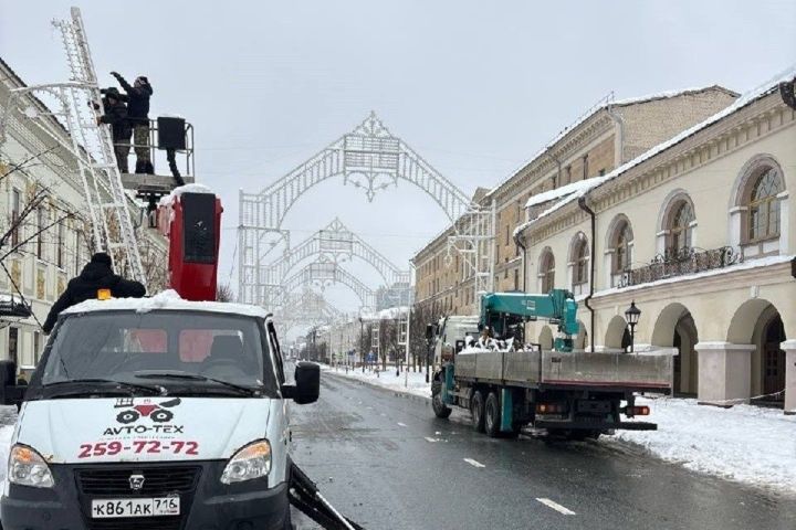 Казан үзәгендә кар күп булу сәбәпле, Яңа ел аркасы ишелгән