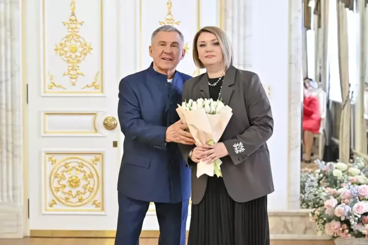 Рөстәм Миңнеханов 18нче лицей директоры Яна Кибецка дәүләт бүләге тапшырды