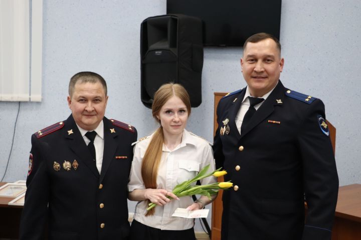 Яшел Үзәндә эчке эшләр органнарында хезмәт итүче хатын-кызларны тәбрикләделәр