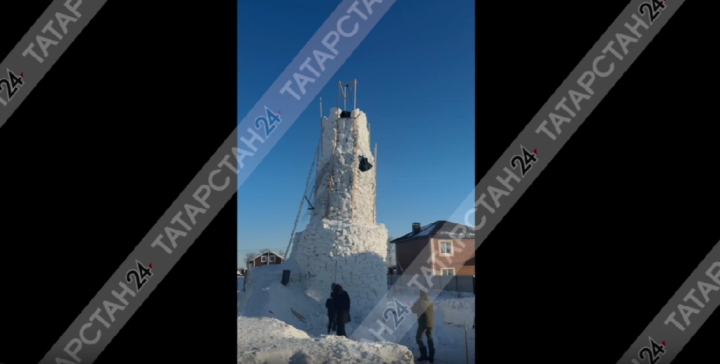 Казан блогеры 16 метр биеклектәге гигант кар бабай ясый
