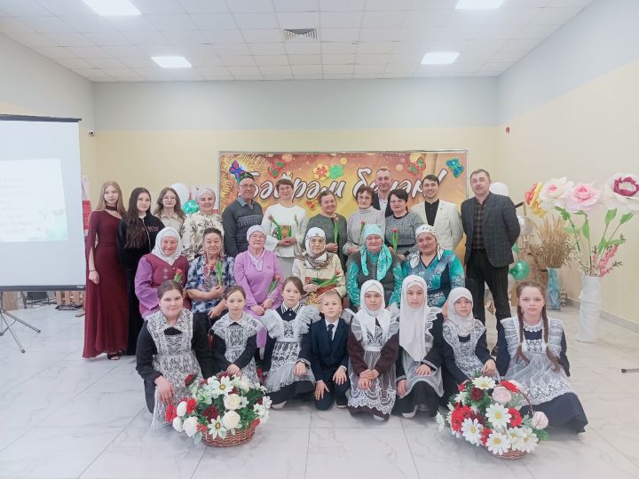 Олы Ачасырда 8 март бәйрәменә багышланган әдәби-музыкаль кичә узды