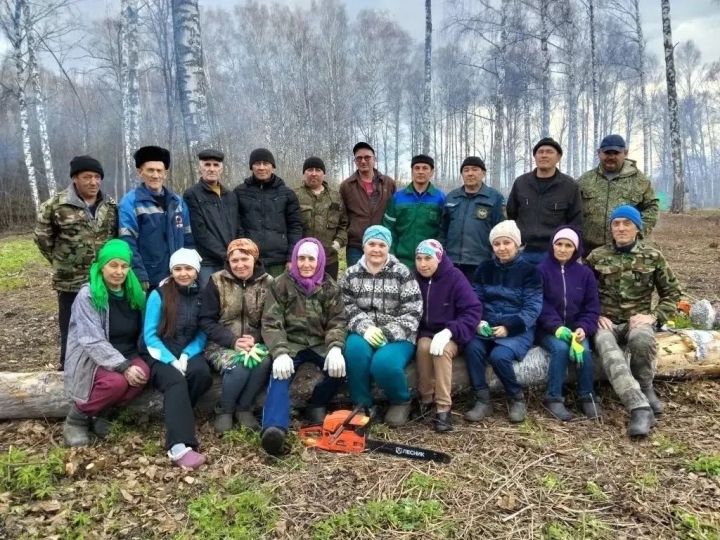 Акъегет авылы халкы зиратта өмәгә чыкты