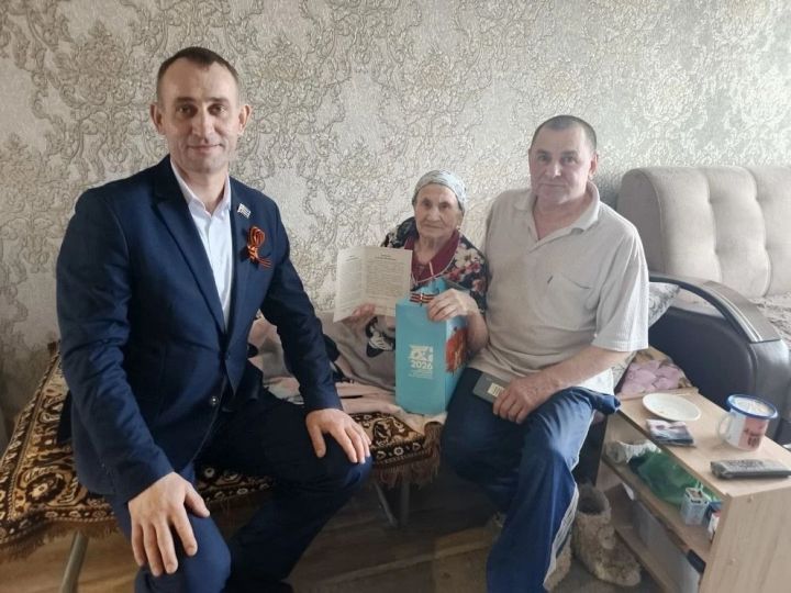 4 каһарман апа: Олы Ачасырда тыл ветераннарын бүләкләделәр