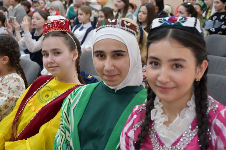 Милләтләр дуслыгы – уртак байлыгыбыз: Яшел Үзән гимназиясендә төрле халыкларның мәдәнияте, традицияләре һәм иҗаты бер сәхнәдә очрашты