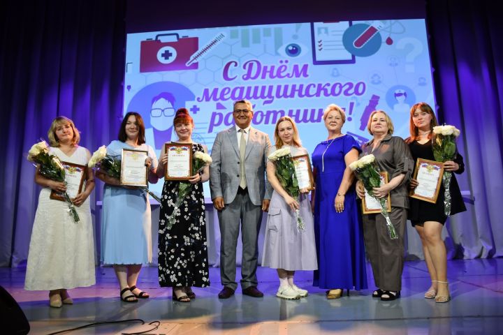 Ак халатлы фәрештәләр: Бүген Яшел Үзәндә медицина хезмәткәрләрен котладылар