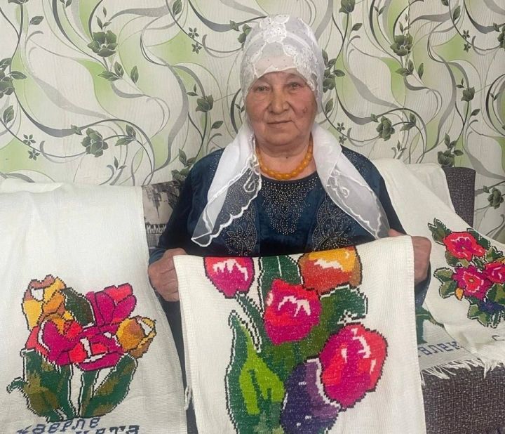 Еллар буе Сабантуй күрке булган чигүле сөлгеләрне тудыручы ул - Әминә апа Сөнгатуллина
