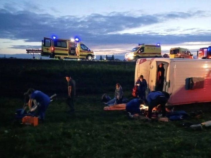 Татарстанда 46 кеше утырган автобус әйләнгән: 3 пассажир авыр хәлдә