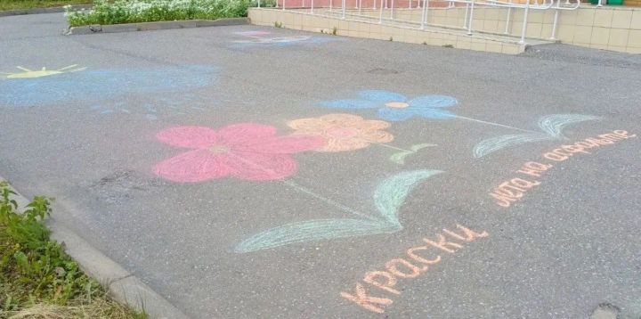 Бакырчыда асфальт нәни рәссамнар өчен иҗат мәйданчыгына әверелде