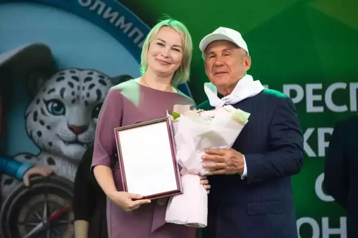 Мария Костюк Рөстәм Нургали улы Миңнехановның Рәхмәт хаты белән бүләкләнде