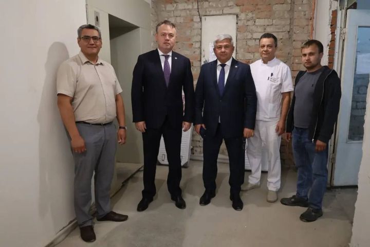 Татарстан Сәламәтлек саклау министры Әлмир Абашев Васильевода ремонт барышы белән танышты