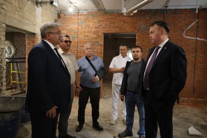 Татарстан Сәламәтлек саклау министры Әлмир Абашев Васильевода ремонт барышы белән танышты