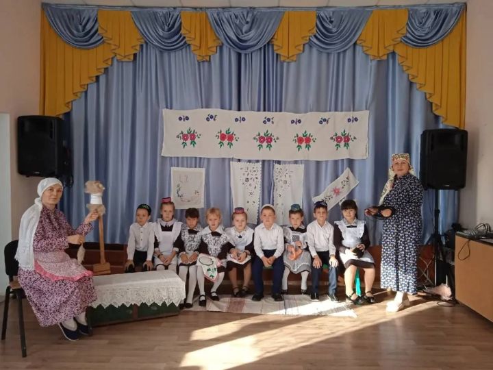 Бибигайшә Нәҗиева чиккән сөлгеләргә 60 ел