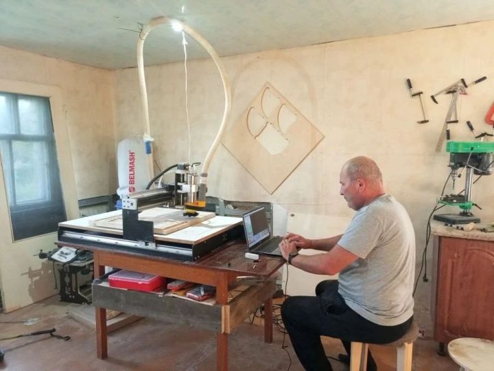 МХО ветераны Роберт Хөснетдинов үзенең агачтан сувенирлар ясау остаханәсен ачкан
