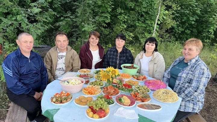 Күгеш авылында «Алма Спасы — җәй бездән китә!» дип исемләнгән күңелле фольклор кичәсе узды