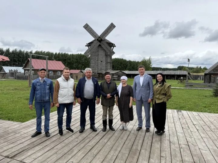 Пермь һәм Түбән Новгород туристлары Яшел Үзәндәге «Татар авылы» музеенда булды