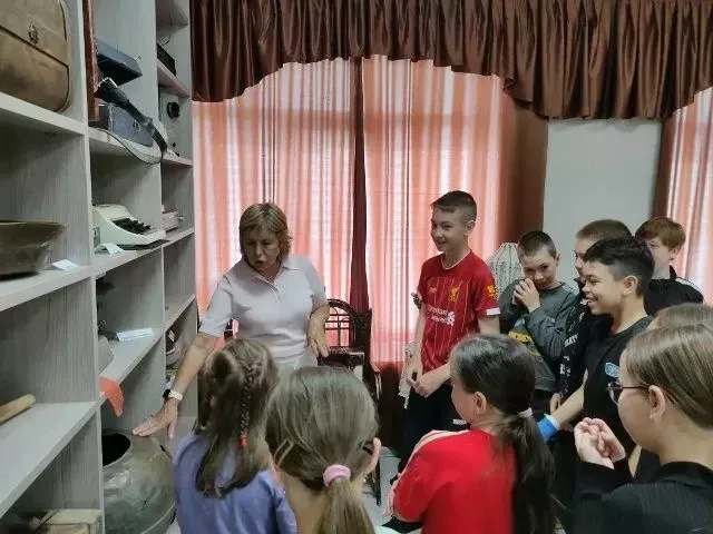 Татар Танае авылы мәдәният йортында «Үткәннәр белән танышу» исемле музей бүлмәсенә экскурсия узды