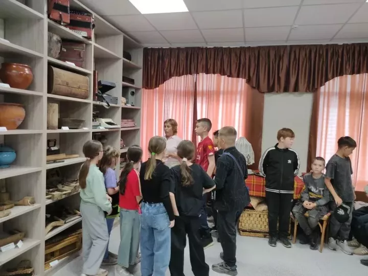 Татар Танае авылы мәдәният йортында «Үткәннәр белән танышу» исемле музей бүлмәсенә экскурсия узды