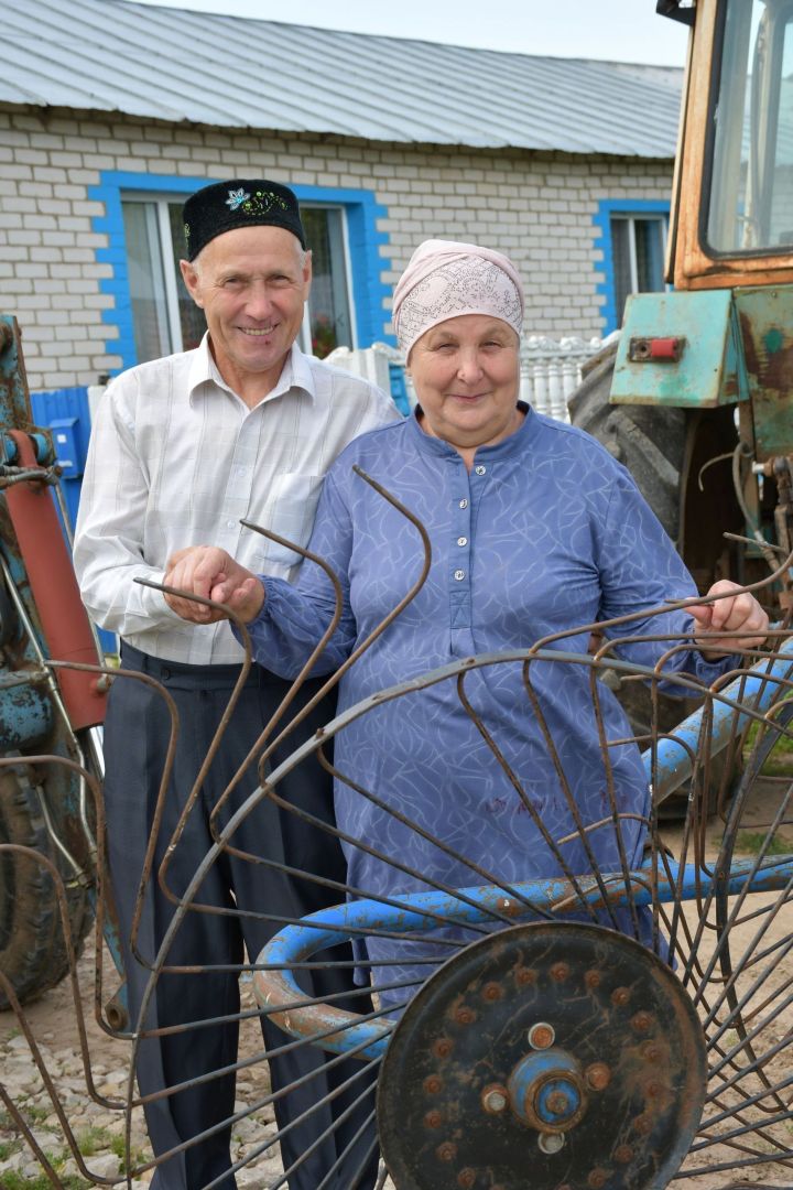 Бишнә авылында яшәүче Фаадия һәм Мәгъсүм Шәйхетдиновлар гомер буе хезмәттә дә, тормышта да иңгә-иң куеп атлый