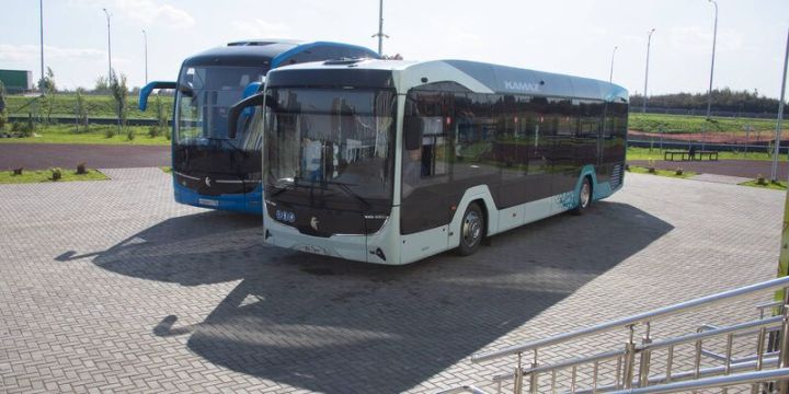 КАМАЗ сайлау участогы янәшәсендә автобуслар күргәзмәсе оештырды
